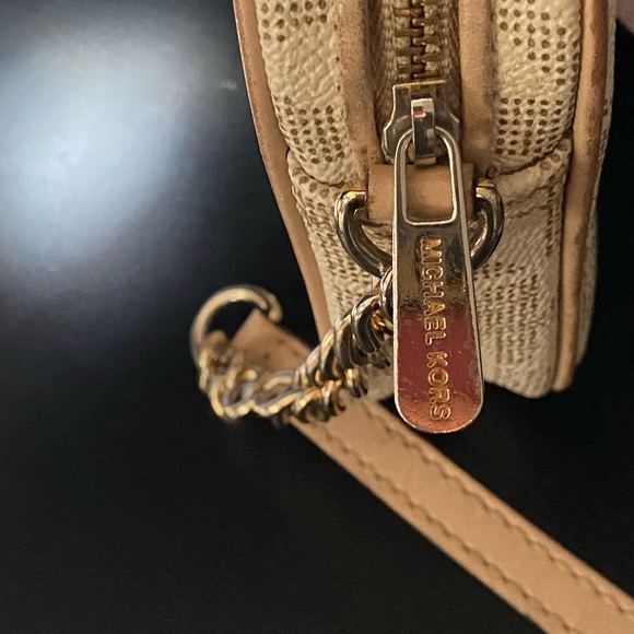 Michael Kors compact great for a night out. - Picture 11 of 14